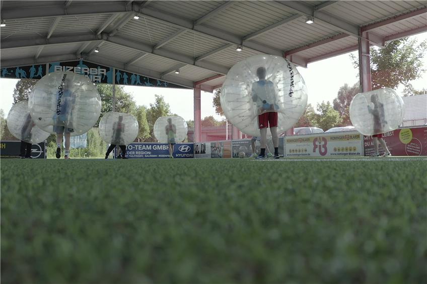 Ein Fußballspiel, wie eine Boxautofahrt: ZAK-Team testet Bubble-Soccer in der Bizerba-Arena