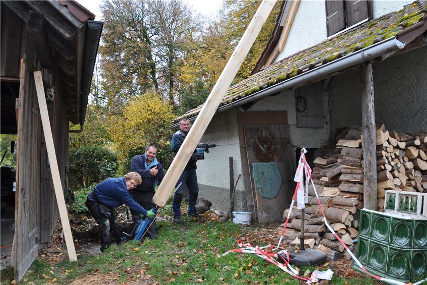 Stützbalken am Binsdorfer Mesnerhaus stehen: Die Notsicherung zeigt schon Wirkung