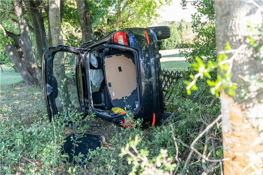 Auto kracht an Dürrwanger Ortseingang gegen Baum: 61-jährige Fahrerin leicht verletzt