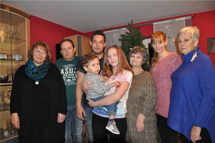 Ein Schaukelpferd für Tiago: Nach den turbulenten Tagen freut sich die Familie auf Weihnachten