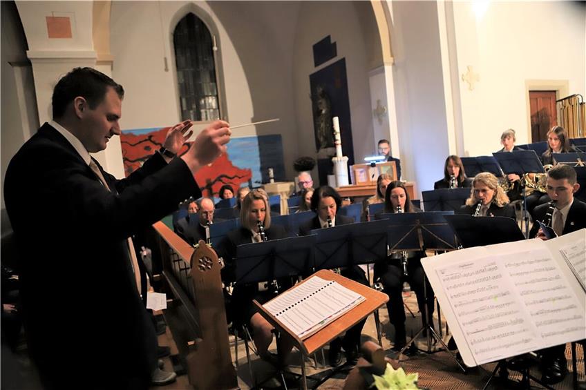 Neuer Dirigent am Pult: Robin Nikol gibt erstes Konzert beim Musikverein Dotternhausen