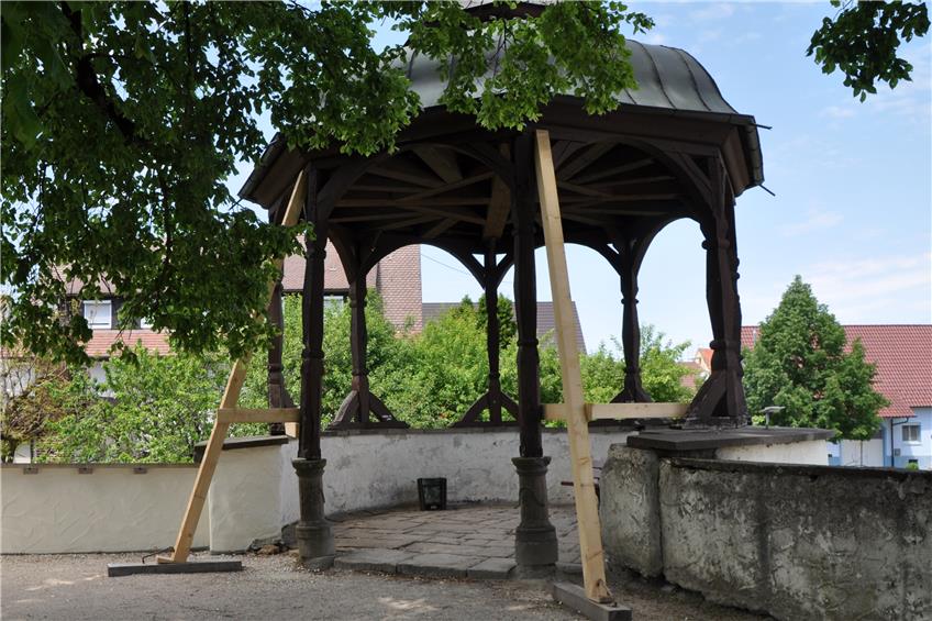 Der offene Holzpavillon im Geislinger Schlossgarten geht in die Knie