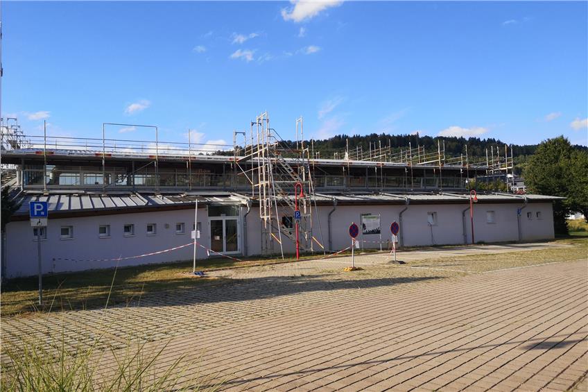 Wasserpfützen sind bald Geschichte: Dach der Straßberger Schmeienhalle wird saniert