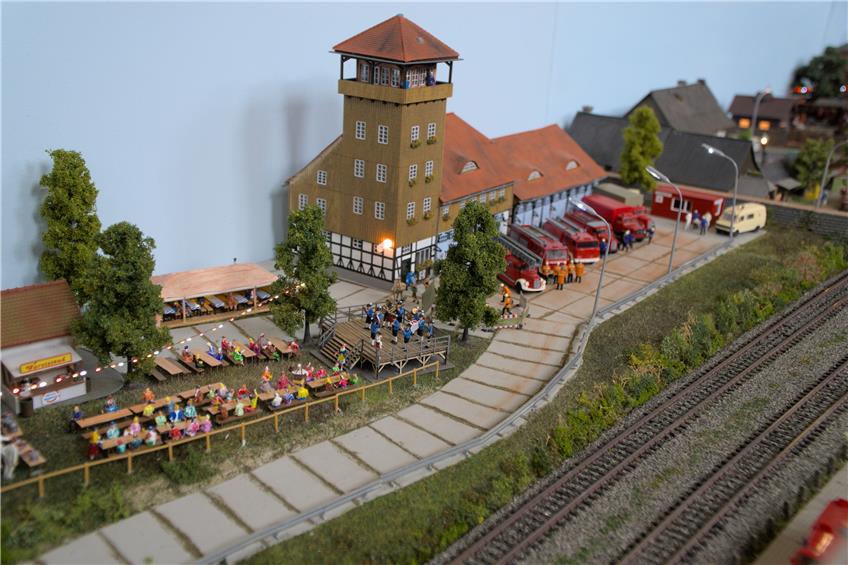 Detailreiche Miniaturwelten: In der Ostdorfer Halle ziehen Modellbahnen ihre Runden