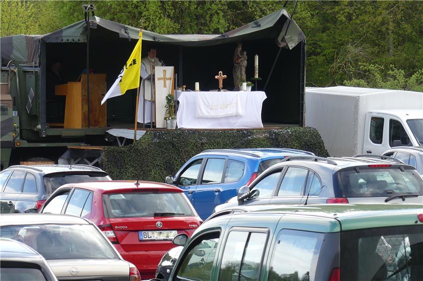 Zahlreiche Gläubige feiern einen Autogottesdienst vor der Albkaserne in Stetten a.k.M.