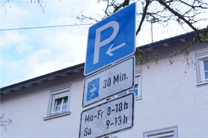 Gemeinderat weitet die Parkdauer vor der Schömberger Zehntscheuer auf 60 Minuten aus