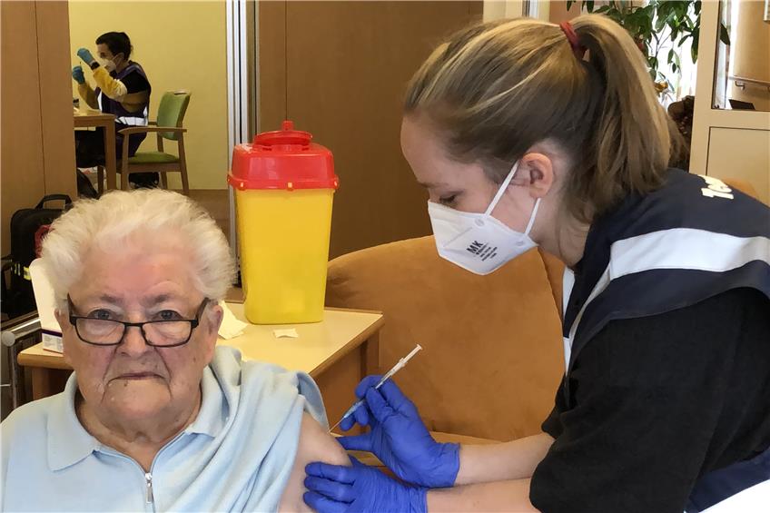 97-jährige Frau aus Straßberg erhält erste Corona-Impfung im Zollernalbkreis