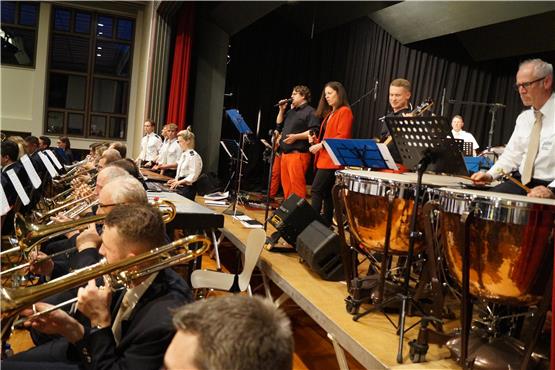 Crossover auf allerhöchstem Niveau: Dotternhausener Musikverein wird zur fetzigen Rockband