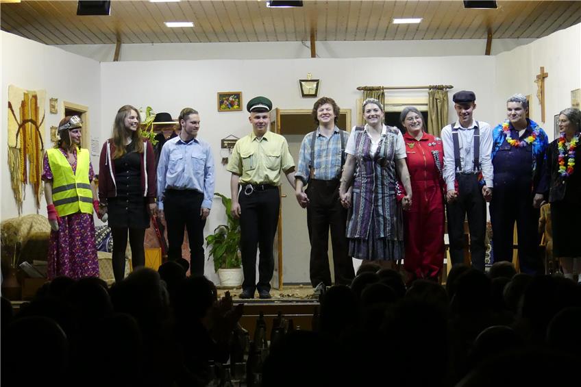 Storzinger Landjugend sorgt mit Theaterstück „Dr Pappadeckl“ für Heiterkeit und beste Laune