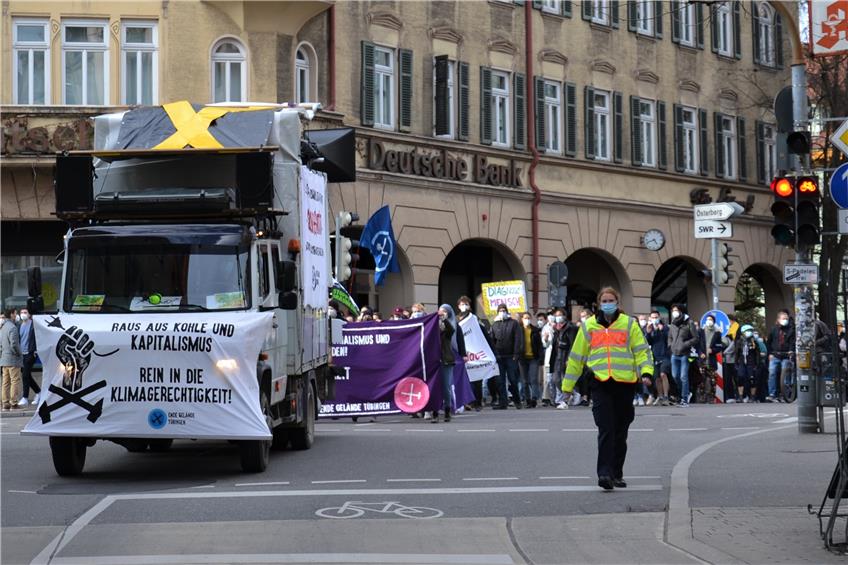 Protest gegen Holcim: Klimaaktivistinnen von „Ende Gelände“ fordern Abbaustopp auf dem Plettenberg