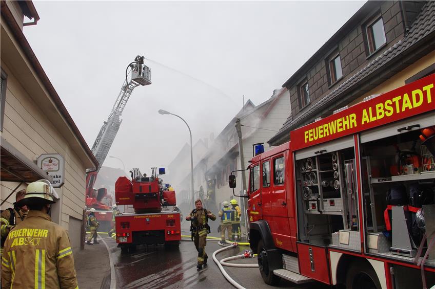 Vier Albstädter Feuerwehrabteilungen bei Wohnhausbrand in Laufen im Großeinsatz