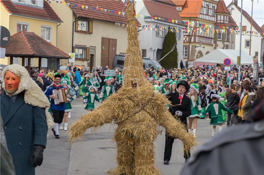 Binsdorfer Narren feiern Jubiläum mit Ringumzug – Tausende Hästräger und Besucher feiern mit