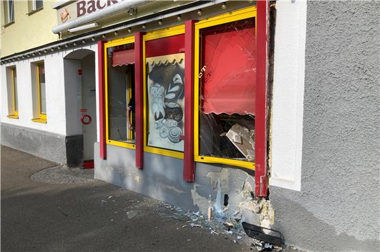 Pedale verwechselt: Autofahrerin fährt in Ebinger Bäckerei: keine Verletzten