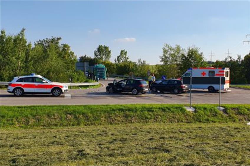 Schwerer Unfall auf B 27 bei Schömberg: Hubschrauber im Einsatz