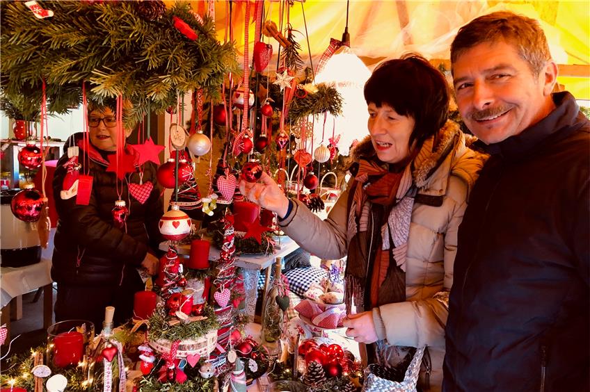 Liebevoll dekorierte weihnachtliche Buden: Nikolausmarkt in Heselwangen ist ein Kleinod