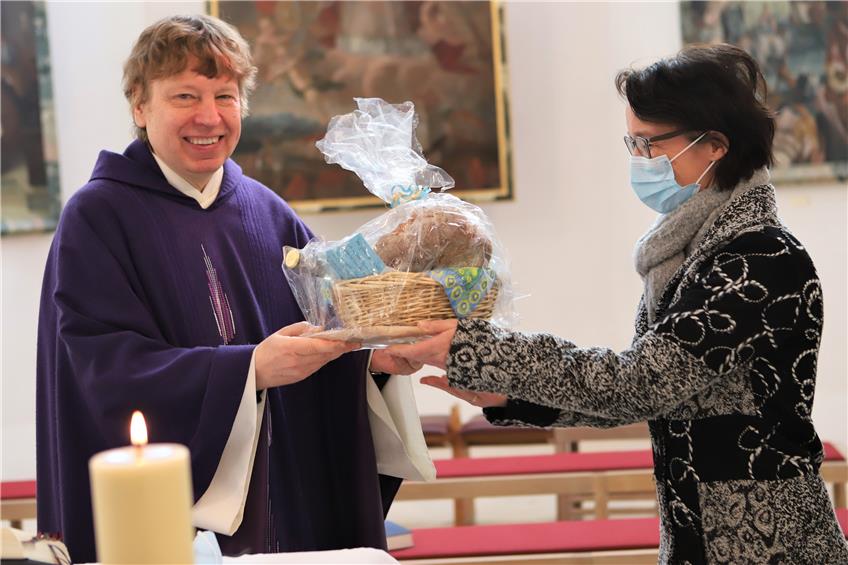 Brot und Wein zum Abschied: Dotternhausens Katholiken bedanken sich bei Dr. Johannes Holdt