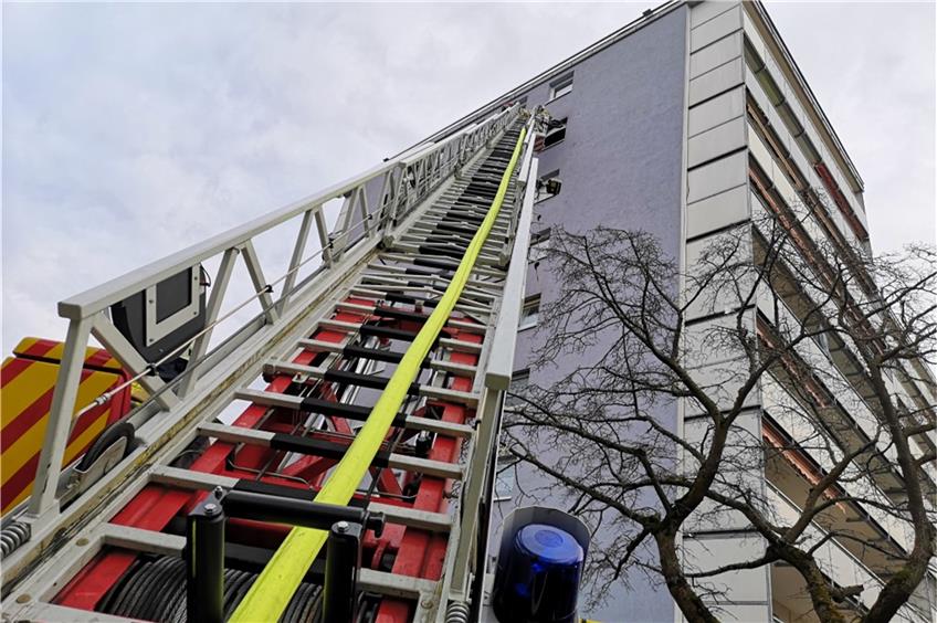 Brand in Albstädter Hochhaus: Feuerwehr und Rotes Kreuz im Großeinsatz