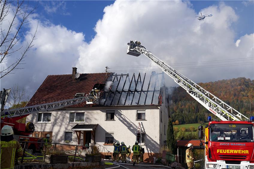 Feuerwehr im Großeinsatz bei Dachstuhlbrand in Lautlingen – 85-Jährige muss in Klinik