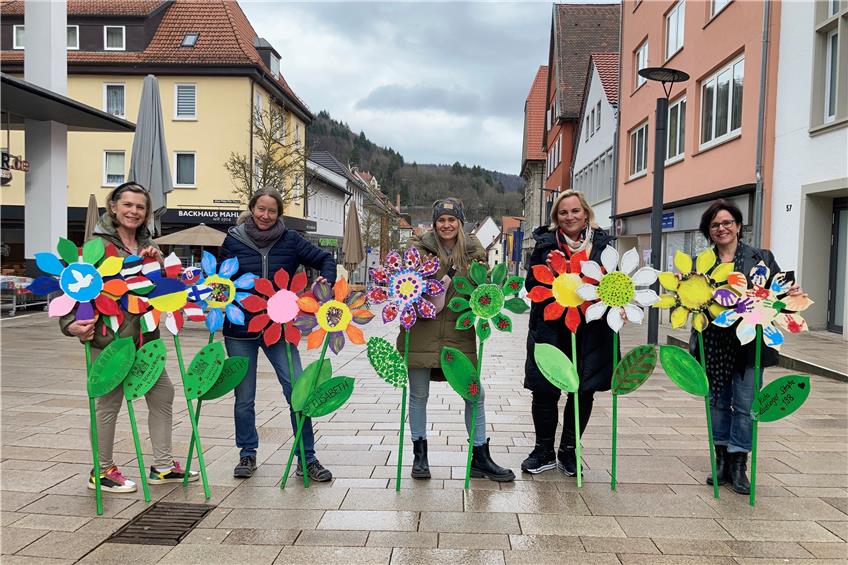 Ebingen wird kunterbunt und fröhlich: Wer lässt in der City große Holzblumen wachsen?