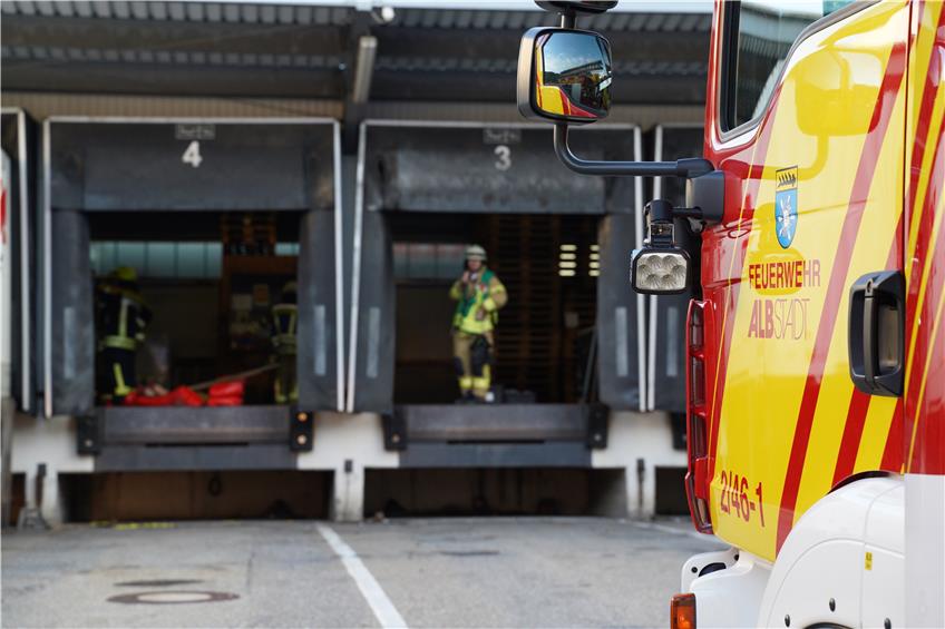 Epoxidharz läuft in Container aus: Feuerwehr ist im Einsatz bei Spedition in Ebingen
