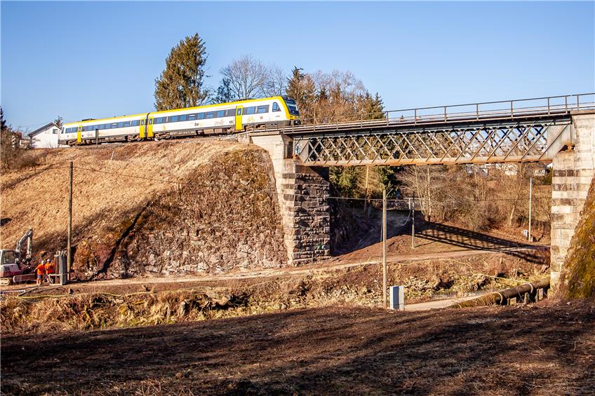 Bahn ersetzt Brücke über Eyach bei Balingen: Züge fahren ab Oktober über neues Bauwerk