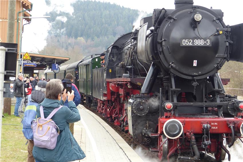 Dampfende schwarze Stahlrösser locken Eisenbahnfans zum Geburtstagsfest nach Storzingen