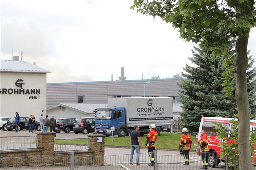 Lagerhalle brennt in Bisingen: Feuerwehr bei metallverarbeitender Firma im Einsatz