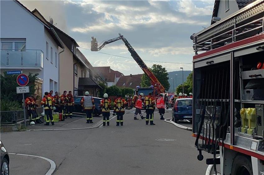 Dachgeschoss brennt in Bisingen: hoher Sachschaden, ein Leichtverletzter