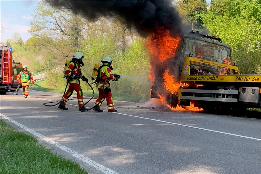 Feuerwehr löscht brennenden Abschleppwagen auf L415 zwischen Geislingen und Erlaheim