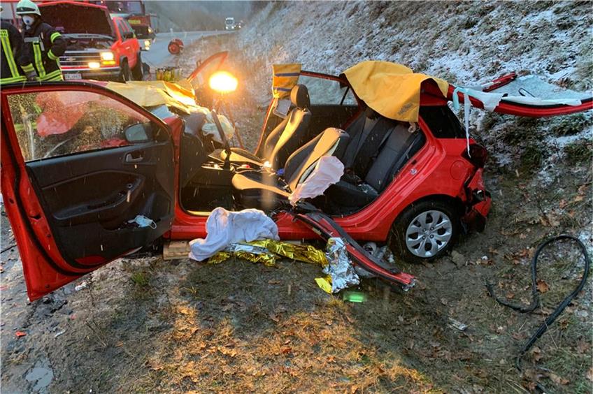 Wintereinbruch führt zu Unfällen: Zwei Verletzte nach Kollision im Schömberger Fuchsloch