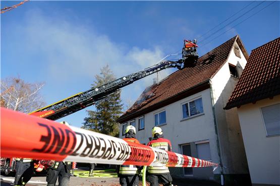 Dachstuhlbrand in Dürrwanger Wohnhaus ruft Einsatzkräfte auf den Plan