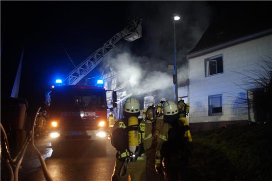 Heustock fängt Feuer: Einsatzkräfte aus vier Abteilungen löschen Brand in Unterdigisheim