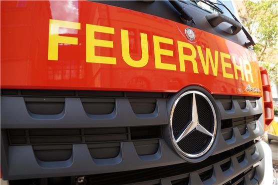 Auto fängt während der Fahrt zwischen Burladingen und Hermannsdorf an zu brennen