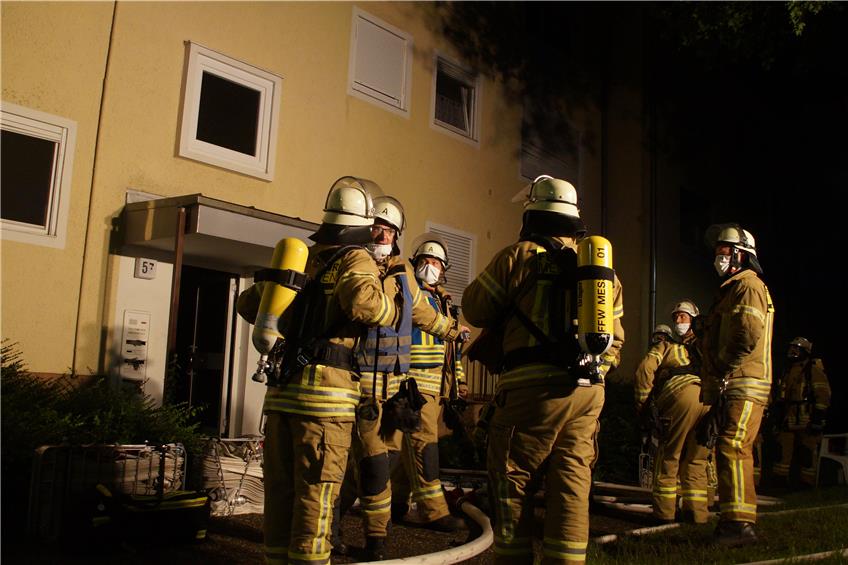 Kellerbrand in Mehrfamilienhaus: Einsatzkräfte sind im Meßstetter Bueloch im Großeinsatz