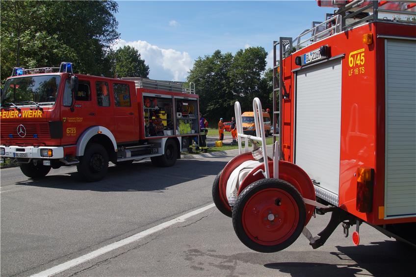 Rätselhafte Flüssigkeit auf Fahrbahn: Feuerwehr an Kreuzung bei Schmiden im Einsatz