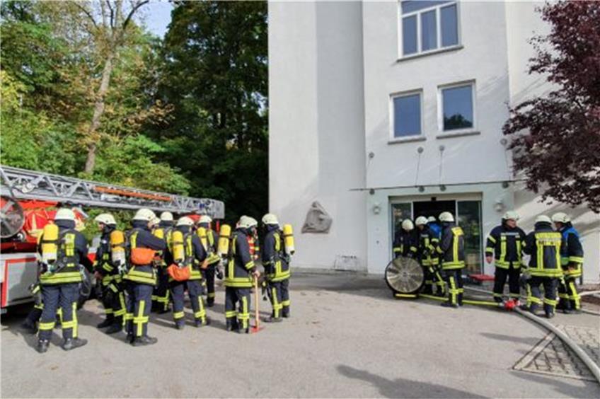 Elektrowagen brennt: Rottweiler Rottenmünster wird teilweise evakuiert