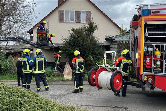 Brennender Schuppenanbau an Wohnhaus: Maas-Mitarbeiter leisten mit Feuerlöschern Vorarbeit