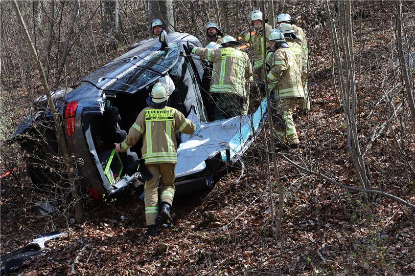 Auto schanzt zwischen Meßstetten und Lautlingen in Böschung: Fahrer schwer verletzt