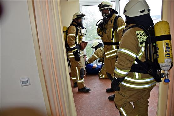 Frühjahrsübung der Meßstetter Feuerwehren: Einsatzkräfte proben Ernstfall in Pflegeheim
