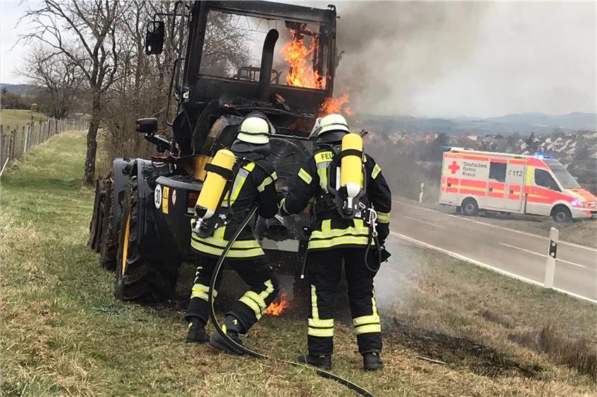 Rauchwolke steigt zum Himmel: Die Geislinger Feuerwehr löscht einen brennenden Radlader