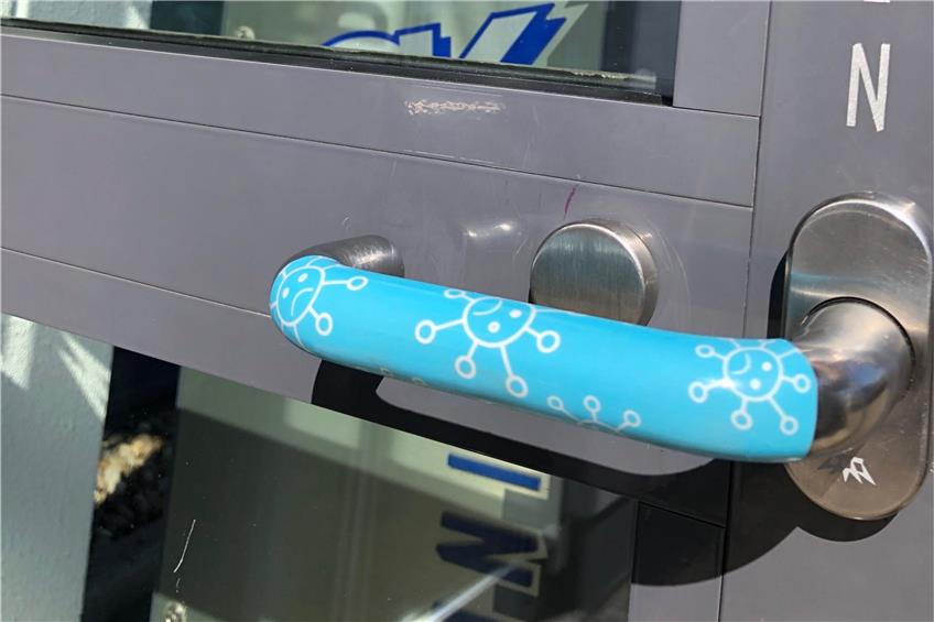 Antimikrobielle Folie: GK Werbetechnik aus Weilstetten beklebt Handgriffe von Einkaufswagen