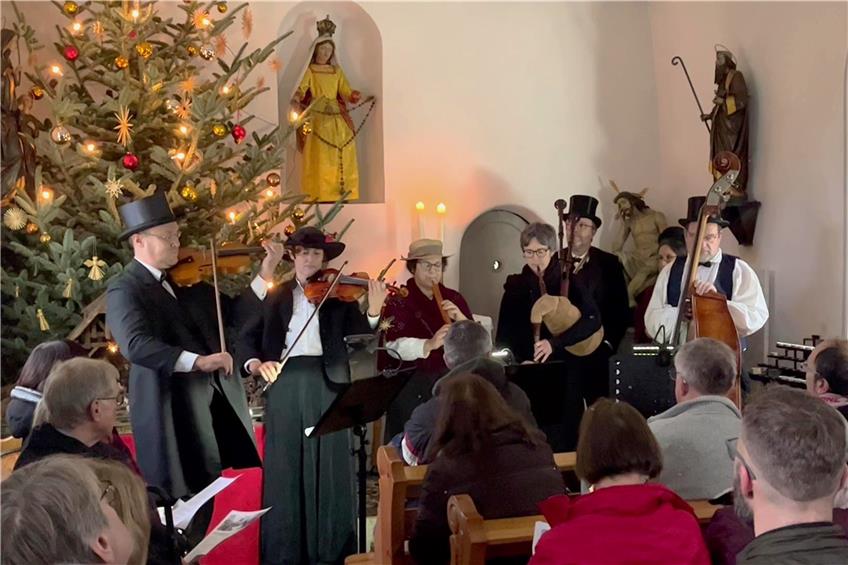 Die Gruppe Danzbar sorgt auf Loreto in Binsdorf für eine heimelige Weihnachtsstimmung