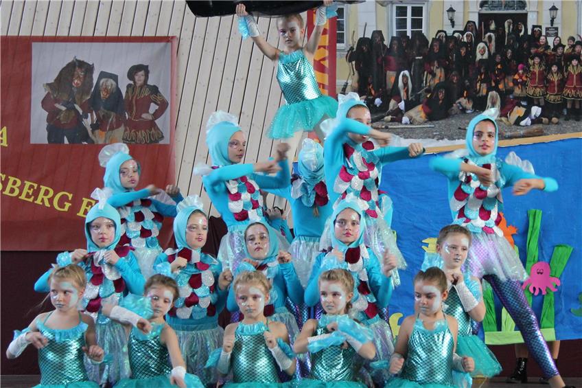 Kindertanzgruppen trafen sich zum Wettkampf: Die Straßberger Schmeienhexen luden zum Tanz