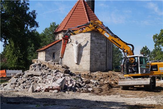 Hydraulikmeißel hämmert vor dem „Auferstandenen“: Friedhofsanierung in Dotternhausen läuft