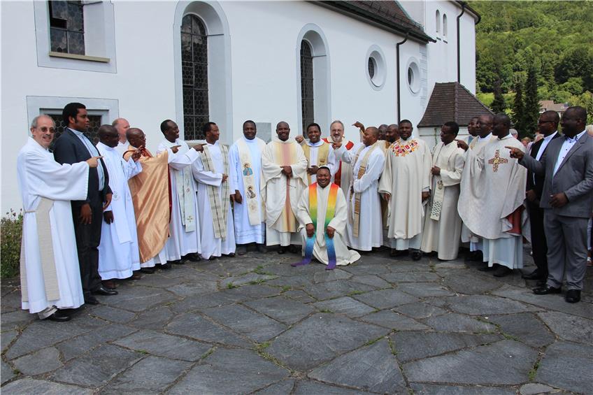 Internationales Flair und Stimmung in der Kirche beim Priesterjubiläum in Margrethausen