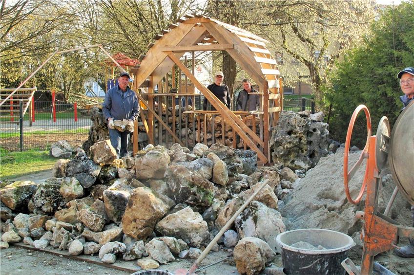 Lourdes feiert Wiederauferstehung in Harthausen: Freiwillige bauten die Grotte wieder auf