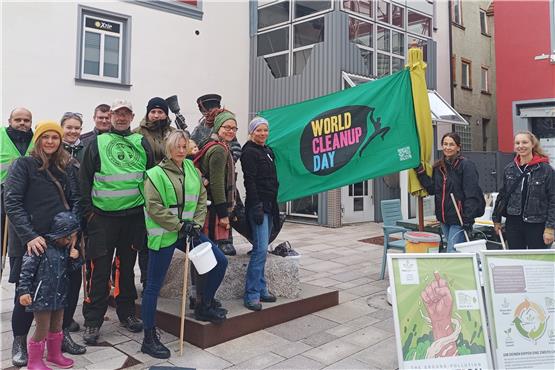 Kippen-Aktion in Ebingen: Helfer sammeln rund 10.000 Zigarettenstummel in zwei Stunden
