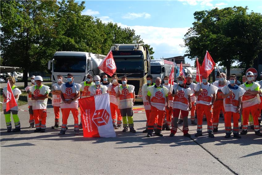 Warnstreik: Rund 70 Holcim-Mitarbeiter sind am Dienstag vor dem Dotternhausener Werk im Ausstand