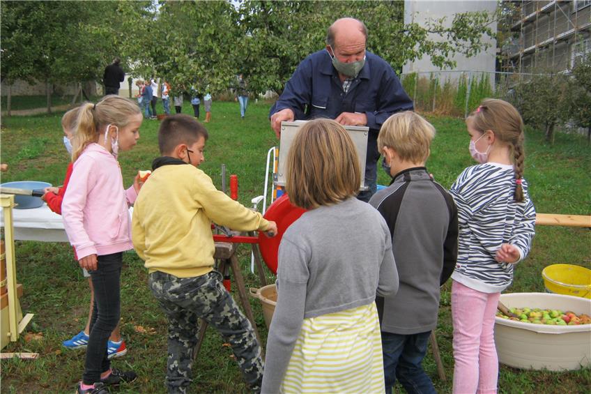 Rosenfelder Grundschüler pressen mit Hilfe des Obst- und Gartenbauvereins leckeren Apfelsaft