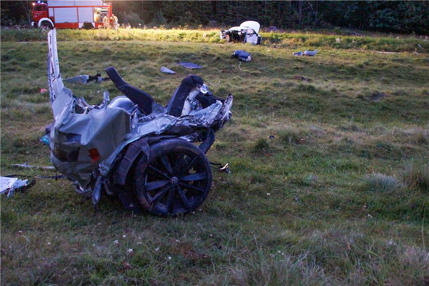 Unfall zwischen Ebingen und Bitz: Auto driftet in Gegenverkehr und wird in zwei Teile gerissen